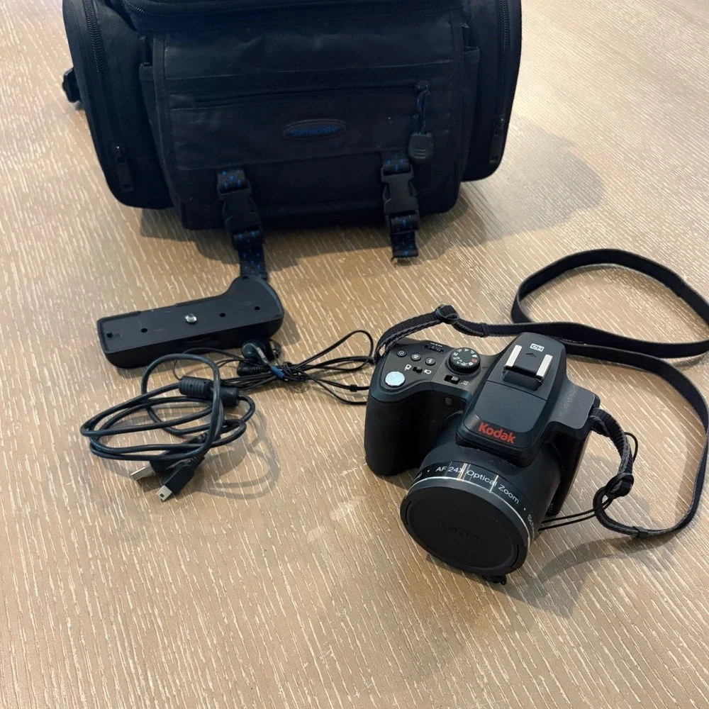 Kodak EasyShare Z980 12.0MP Digital Camera 24X Optical Zoom Wide Lens Bundle